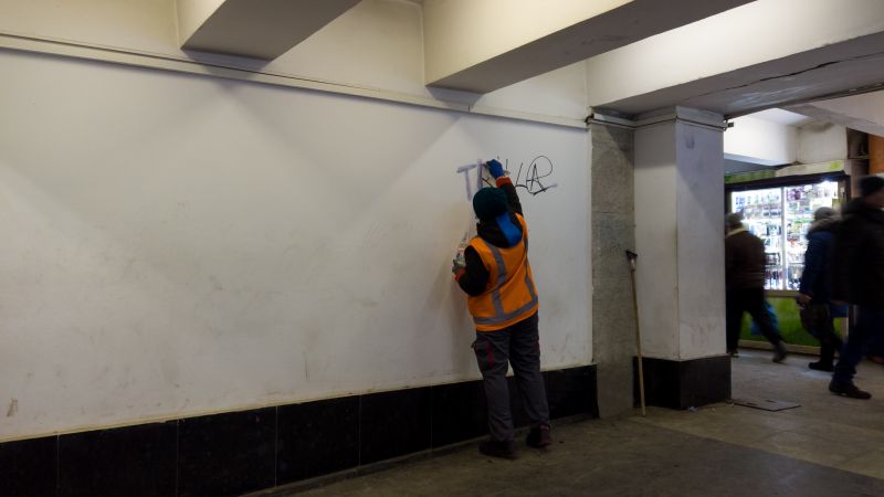Removing graffiti from walls